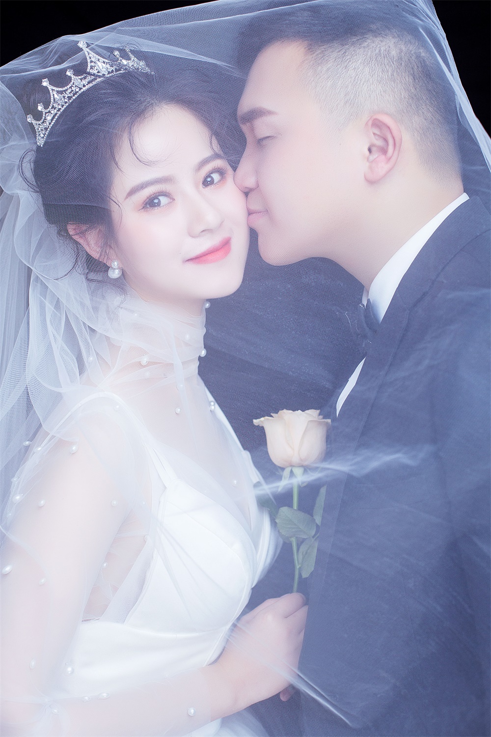 【内景】简单纯粹的韩式婚纱照也是另一种小美好，不带任何杂质的单色背景更显高级。
