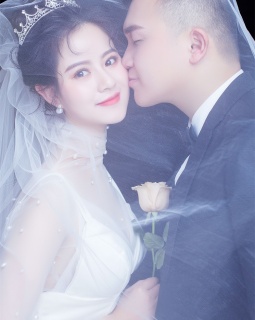 【内景】简单纯粹的韩式婚纱照也是另一种小美好，不带任何杂质的单色背景更显高级。