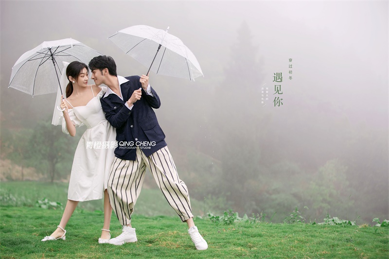【外景】雨天独有的浪漫，如果碰到下雨天，婚纱照可以这样拍