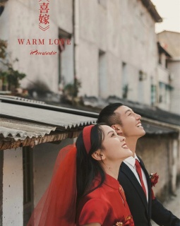 【外景】富有时代气息的场景，简单的红色礼裙，红头纱，胸花