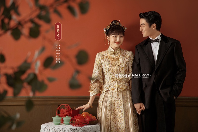【内景】故宫红，珠钗和勾勒着精致刺绣的秀禾服 承载着中国元素
