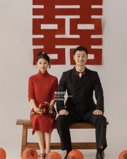 【内景】新中式喜嫁婚纱照，俏皮甜蜜的互动，满满都是喜嫁的幸福感