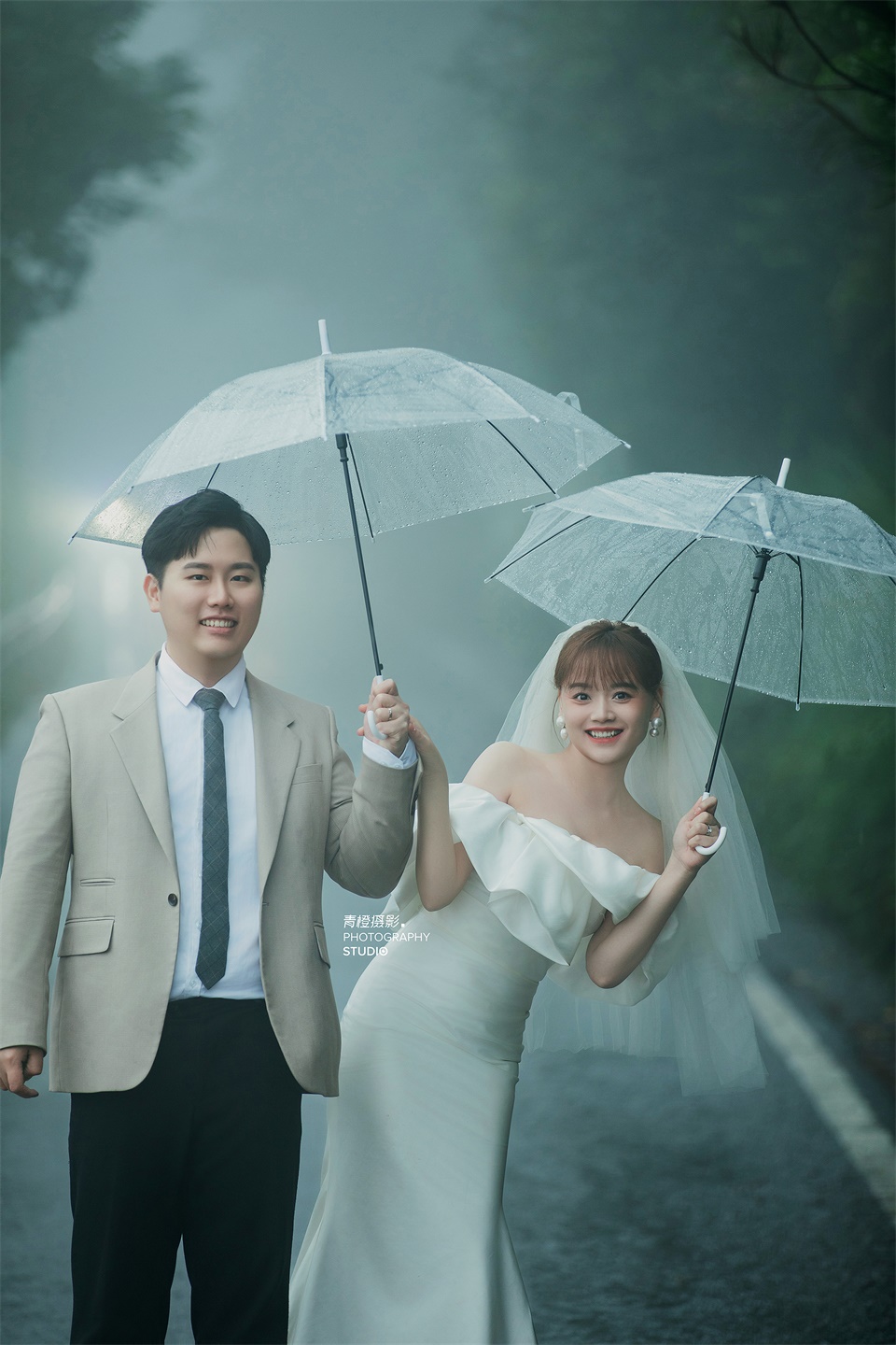 【外景】雨天限定婚纱照 ，格外浪漫，氛围感拉满 