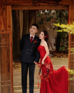 【外景】新中式庭院婚纱照，中国红真的很衬人 