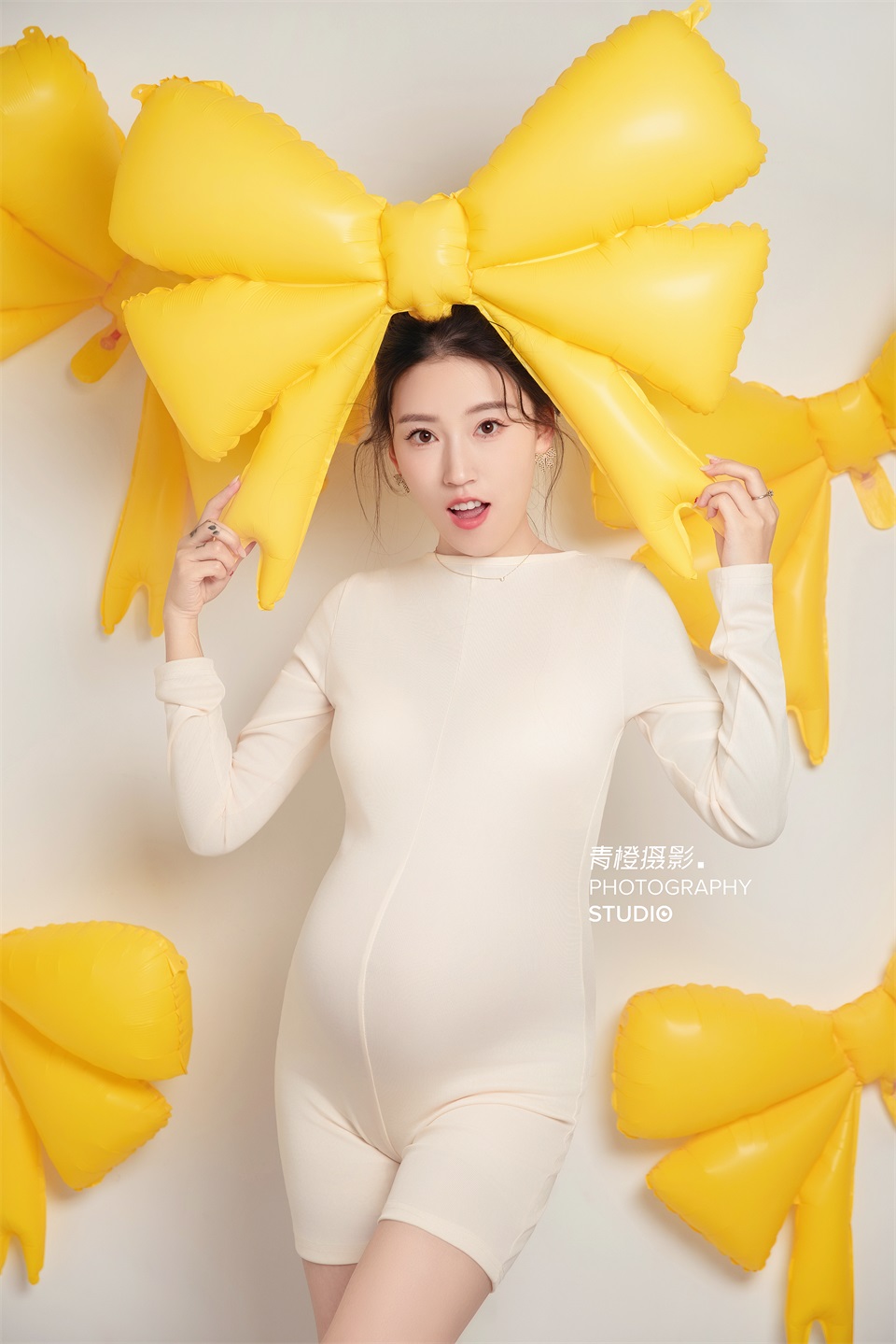 温暖明亮的黄色蝴蝶结，元气满满的孕妈照 
