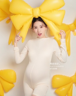 温暖明亮的黄色蝴蝶结，元气满满的孕妈照 