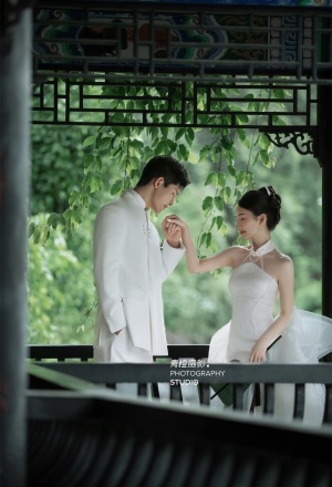 【外景】东方美学下的新中式婚纱照 