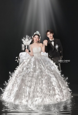 光影下整个人在blingbling闪耀，银箔羽毛+水晶碎钻的叠加暴击，直接化身天鹅湖女神