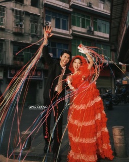 【外景】明媚小姨既视感，大红裙港风婚纱照太吸睛了 