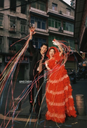 【外景】明媚小姨既视感，大红裙港风婚纱照太吸睛了 