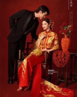 【内景】旗袍古韵美，聚锦映芳颜