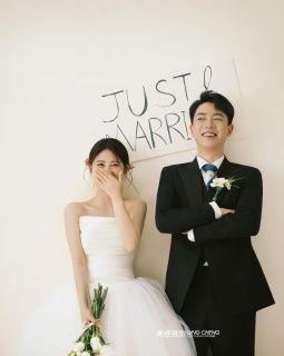 【内景】解锁白墙婚纱照的终极奥义 “松弛感”