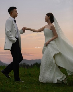 【外景】永远是我们，我们会永远，越看越爱的草坪婚纱照