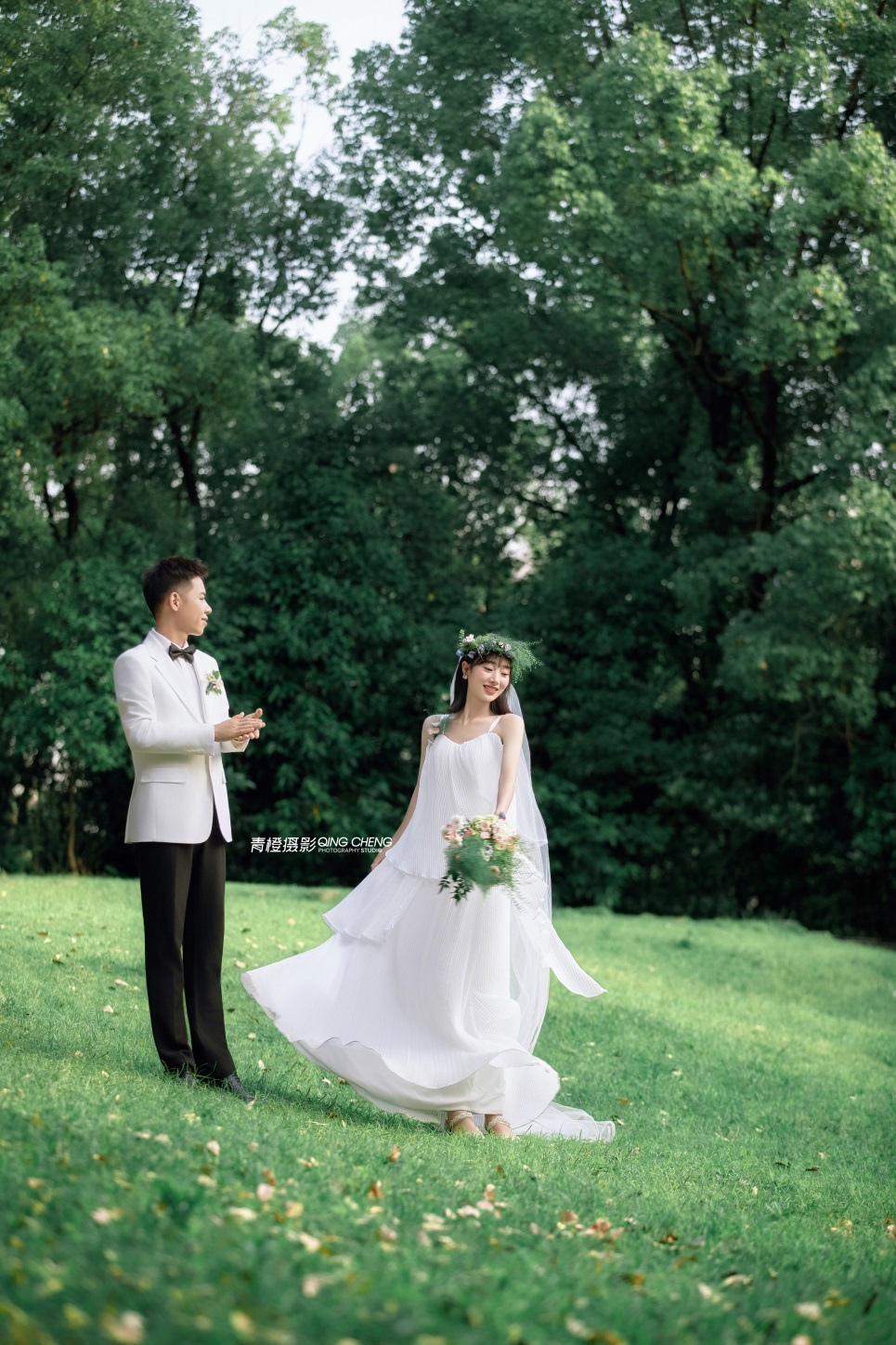 【外景】在夏天无法拒绝的森系婚纱照，超治愈