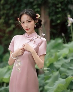 【内景】新中式独有的温润如玉感，粉色旗袍真的又温柔又少女